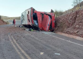 Al menos seis fallecidos y una veintena de heridos en el vuelco de un bus en Bolivia