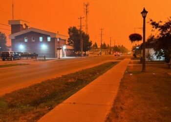 Ordenan evacuación en ciudad de Canadá ante advertencia de incendios forestales