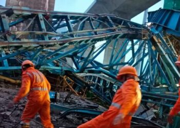 Al menos 17 muertos al caer una grúa en una autopista en el oeste de la India