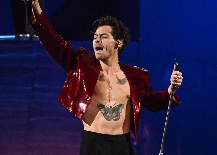 Harry Styles lanza línea de fragancias con temática sexual