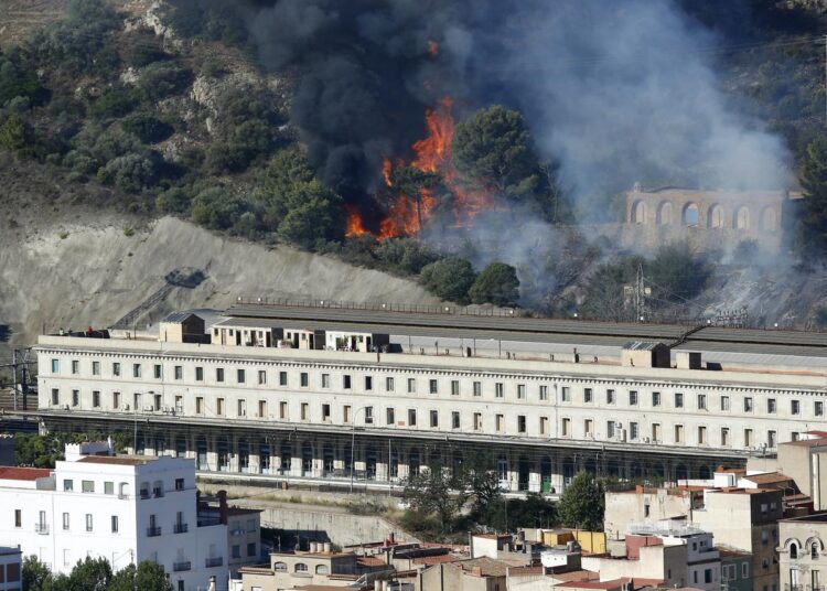 Evacuadas miles de personas por incendio en frontera Franco-española