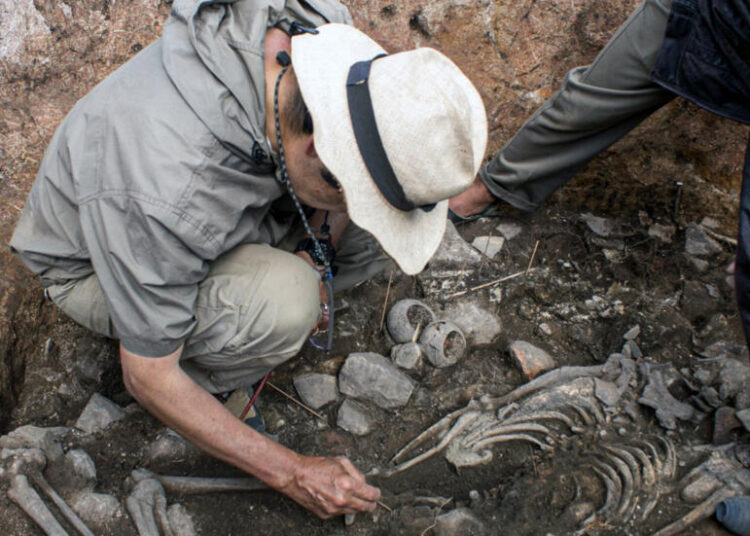 Arqueólogos hallan tumba de 3.000 años de uno de los primeros sacerdotes de Perú