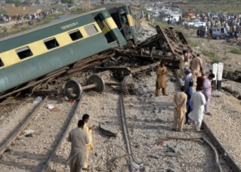 Elevan a 23 el número de fallecidos por accidente de tren en Pakistán