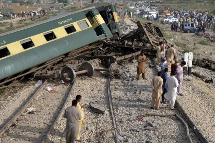 Elevan a 23 el número de fallecidos por accidente de tren en Pakistán