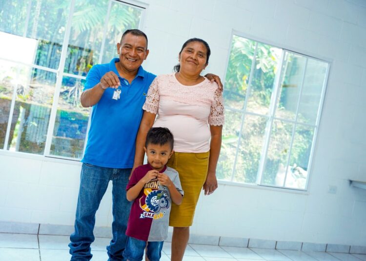 El Gobierno de Nayib Bukele entrega viviendas a veteranos y excombatientes en Sonsonate