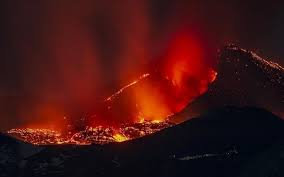 Volcán Etna registra potente erupción en la isla de Sicilia, Italia