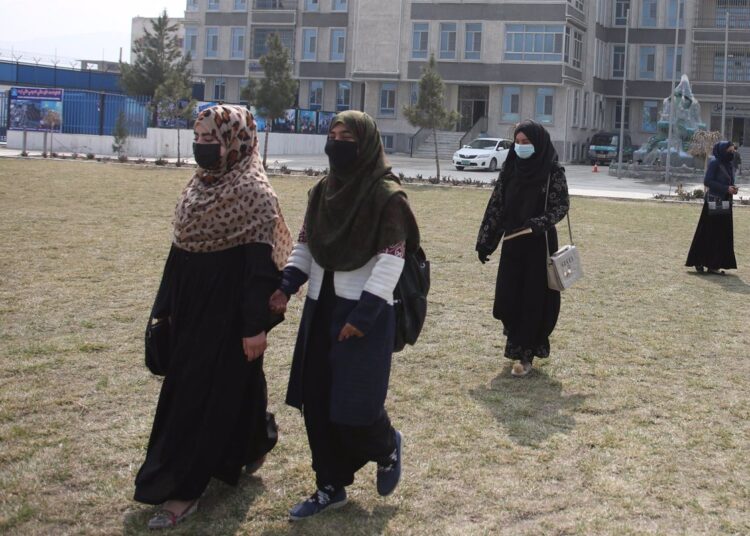 Se multiplican suicidios entre jóvenes afganas tras llegada de talibanes