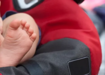 Muere bebé en Portugal tras horas olvidada en el carro de su padre