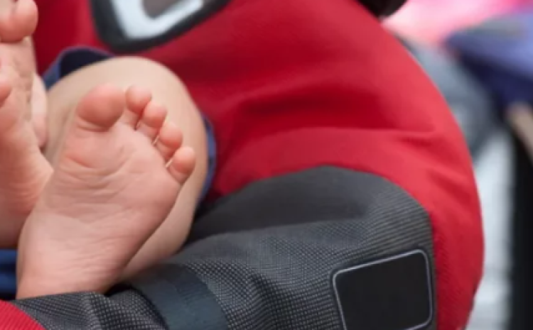 Muere bebé en Portugal tras horas olvidada en el carro de su padre