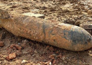 Desentierran una bomba aérea de la Segunda Guerra Mundial en un sitio de construcción en Singapur