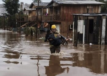 Suben a 28 las víctimas por el paso de ciclón al sur de Brasil