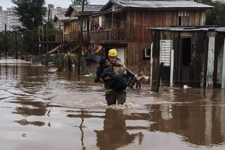 Suben a 28 las víctimas por el paso de ciclón al sur de Brasil
