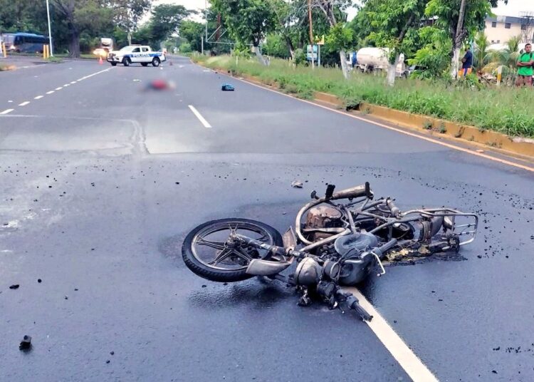 Motociclista muere embestido tras hacer giro no permitido