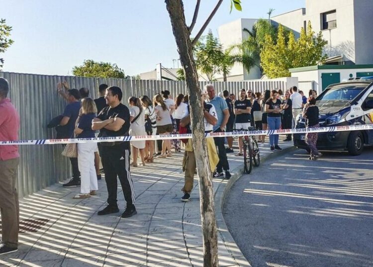 Estudiante apuñala a profesores y alumnos en España