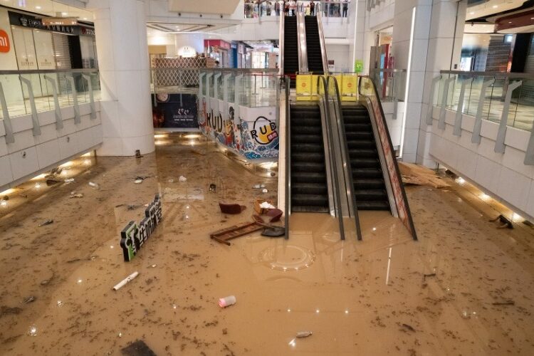 Al menos un fallecido y más de 100 heridos tras inundaciones en Hong Kong