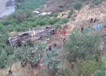Tragedia en Perú: mueren al menos 24 personas tras la caída de un bus desde una altura de 200 metros