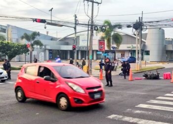 Muere motociclista repartidor tras cruzar semáforo en rojo