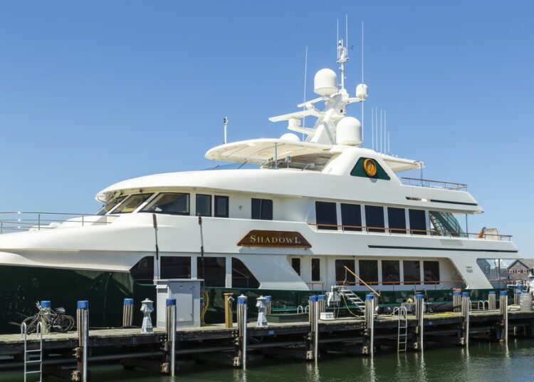 Arrestan a un médico jubilado en un yate con armas, drogas y prostitutas en EE.UU.