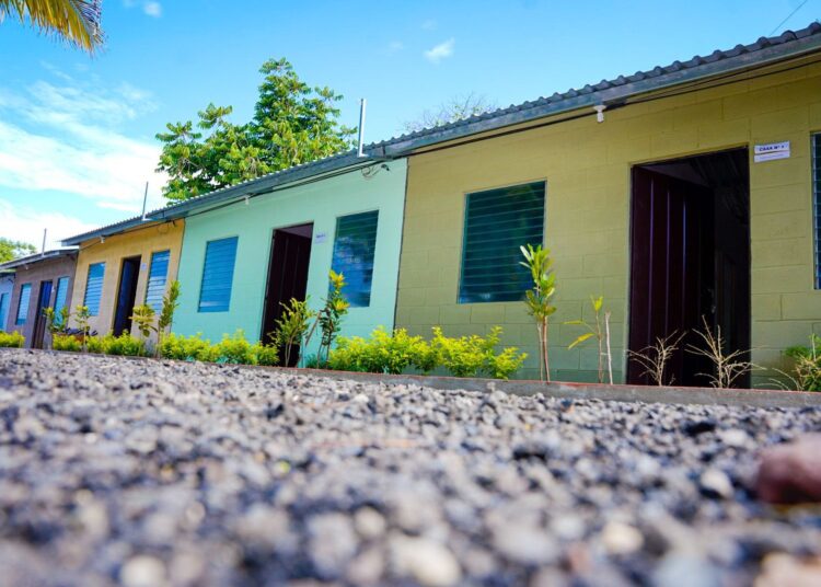 Gobierno entrega 14 viviendas a familias de San Bartolomé Perulapía, Cuscatlán