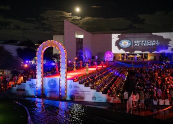 Altar de muertos de 1.212 metros cuadrados consigue récord Guinness en México