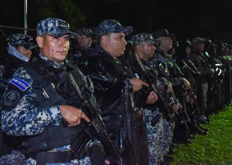 Instalan cercos de seguridad en colonias de Apopa y Soyapango