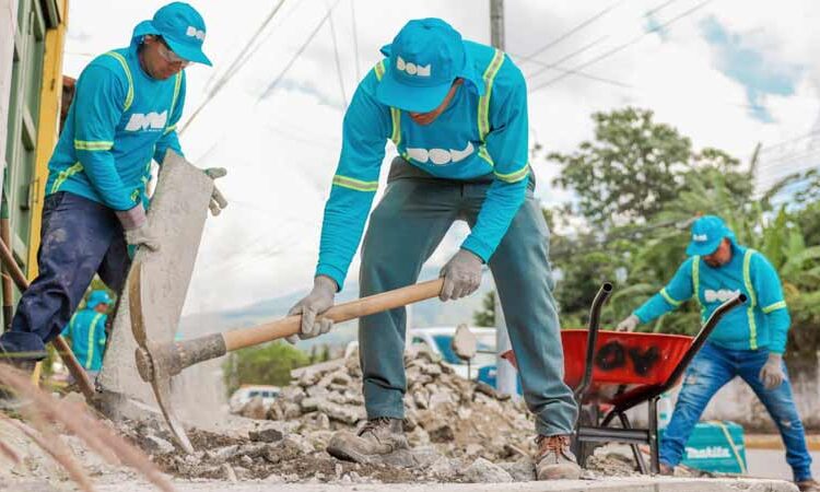 DOM dispondrá de fondos para continuar mejorando escuelas y carreteras