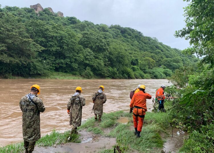 Dos personas han fallecido tras la crecida de quebradas y ríos por lluvias