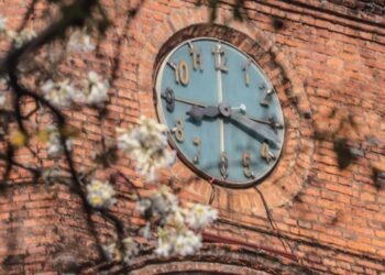 Paraguayos adelantaron 1 hora sus relojes para horario de verano