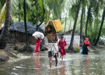 Bangladesh acelera la evacuación de 1,5 millones de personas por llegada del ciclón Hamoon