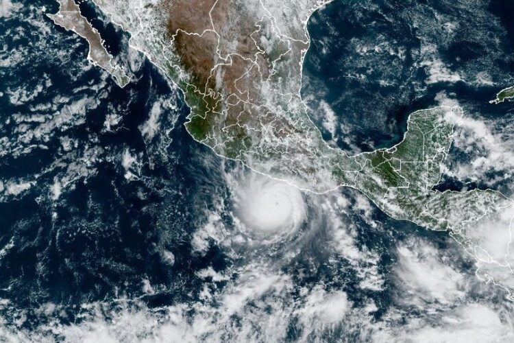 Huracán Otis desciende a categoría 2 mientras avanza por el sur de México