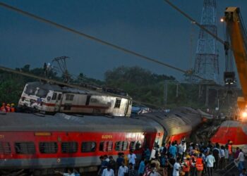 Al menos 9 fallecidos y decenas de heridos al chocar dos trenes de pasajeros en la India