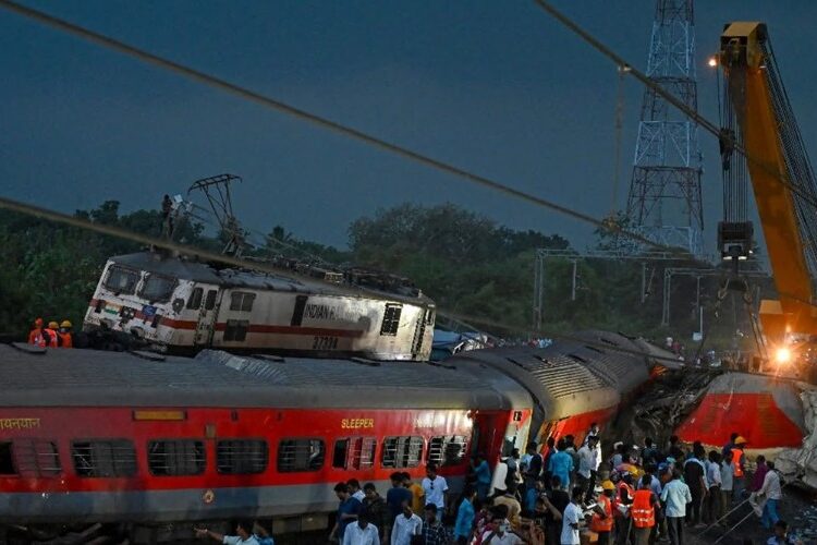 Al menos 9 fallecidos y decenas de heridos al chocar dos trenes de pasajeros en la India