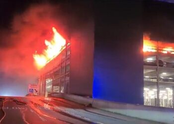 Miles de pasajeros afectados por incendio de aparcamiento en el aeropuerto de Luton