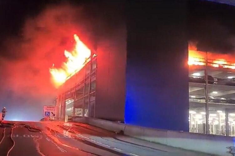 Miles de pasajeros afectados por incendio de aparcamiento en el aeropuerto de Luton