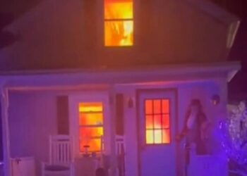Bomberos llegan a “casa en llamas” que resultó ser decoración de Halloween en EE.UU