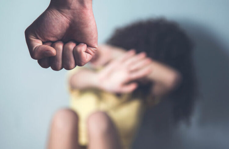 Sujeto recibe condena por maltrato infantil, homicidio agravado y violación