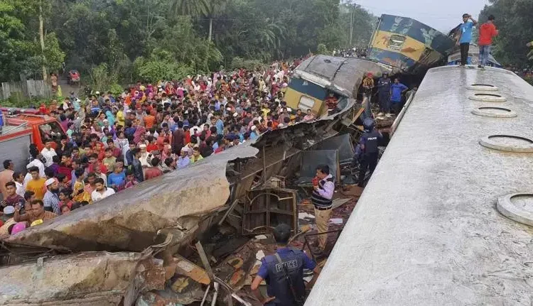 Al menos 17 muertos en el choque de dos trenes en Bangladesh