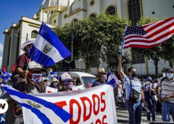 Diáspora salvadoreña recibe apoyo con la aprobación de una ley de beneficios