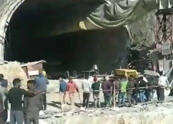 Más de 30 trabajadores atrapados tras derrumbe de un túnel en construcción en India