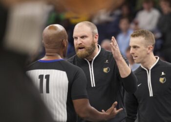 NBA multa con 25.000 dólares al entrenador de los Grizzlies por criticar a los árbitros