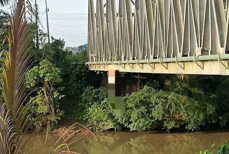 Hallaron dos cuerpos colgados de un puente en una provincia de Ecuador