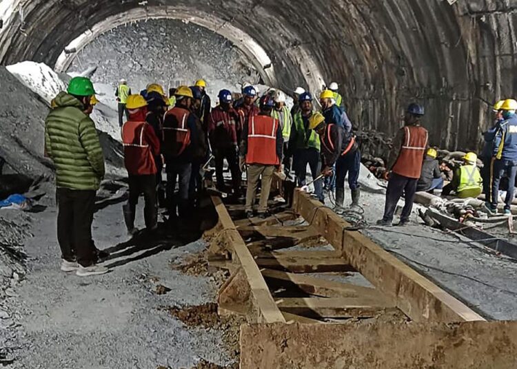 Continúan las operaciones para rescatar a 40 trabajadores atrapados en un túnel en India