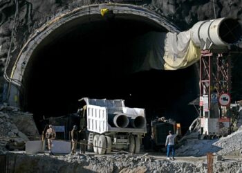 India activa planes para rescatar a obreros atrapados en un túnel desde hace 10 días