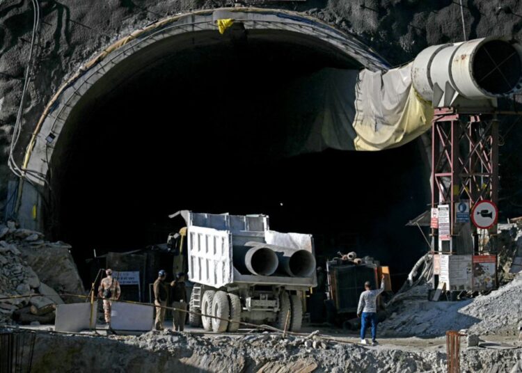 India activa planes para rescatar a obreros atrapados en un túnel desde hace 10 días