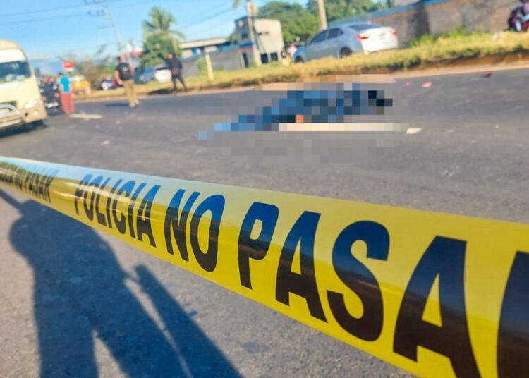 Motociclista pierde la vida tras impactar con un microbús de la R3