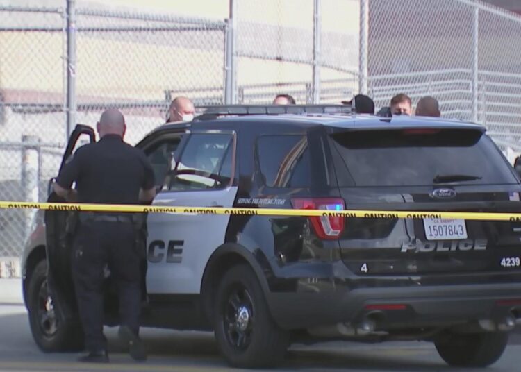 Apuñalan a varias personas en una escuela de Los Ángeles