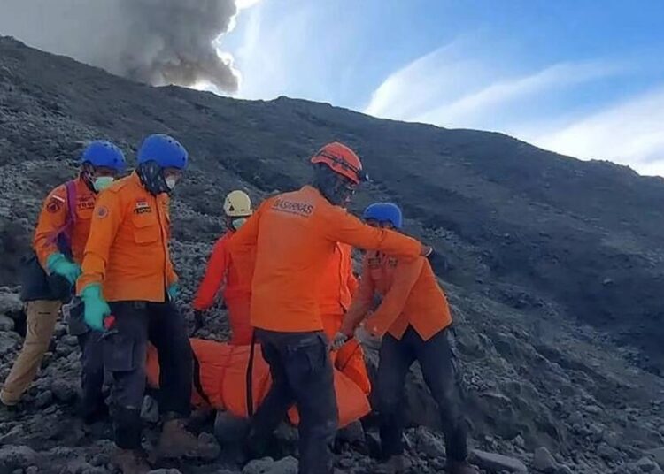 Rescatistas encuentran cuerpo de última desaparecida en volcán de Indonesia