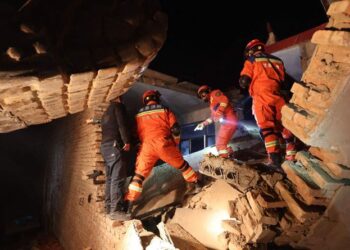 Continúan las tareas de rescate en China tras terremoto que deja 127 fallecidos