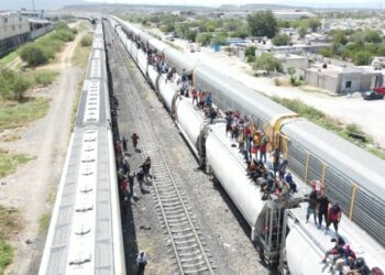 EE.UU. suspende el trámite de trenes en dos pasos fronterizos ante mayor flujo migratorio