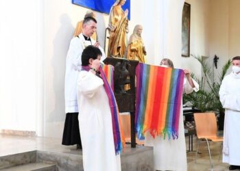 El Vaticano permite a los sacerdotes bendecir a parejas homosexuales